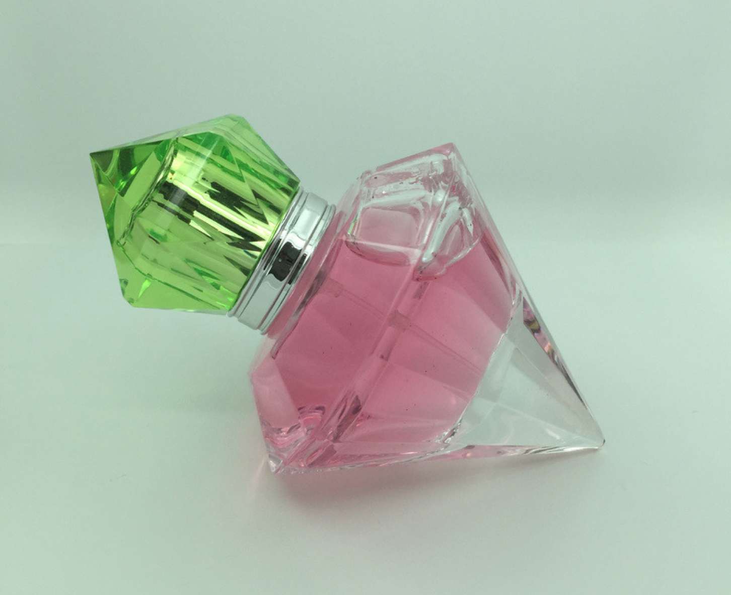 30ml clear diamond shape glass spray perfume bottle with green crown cap. 