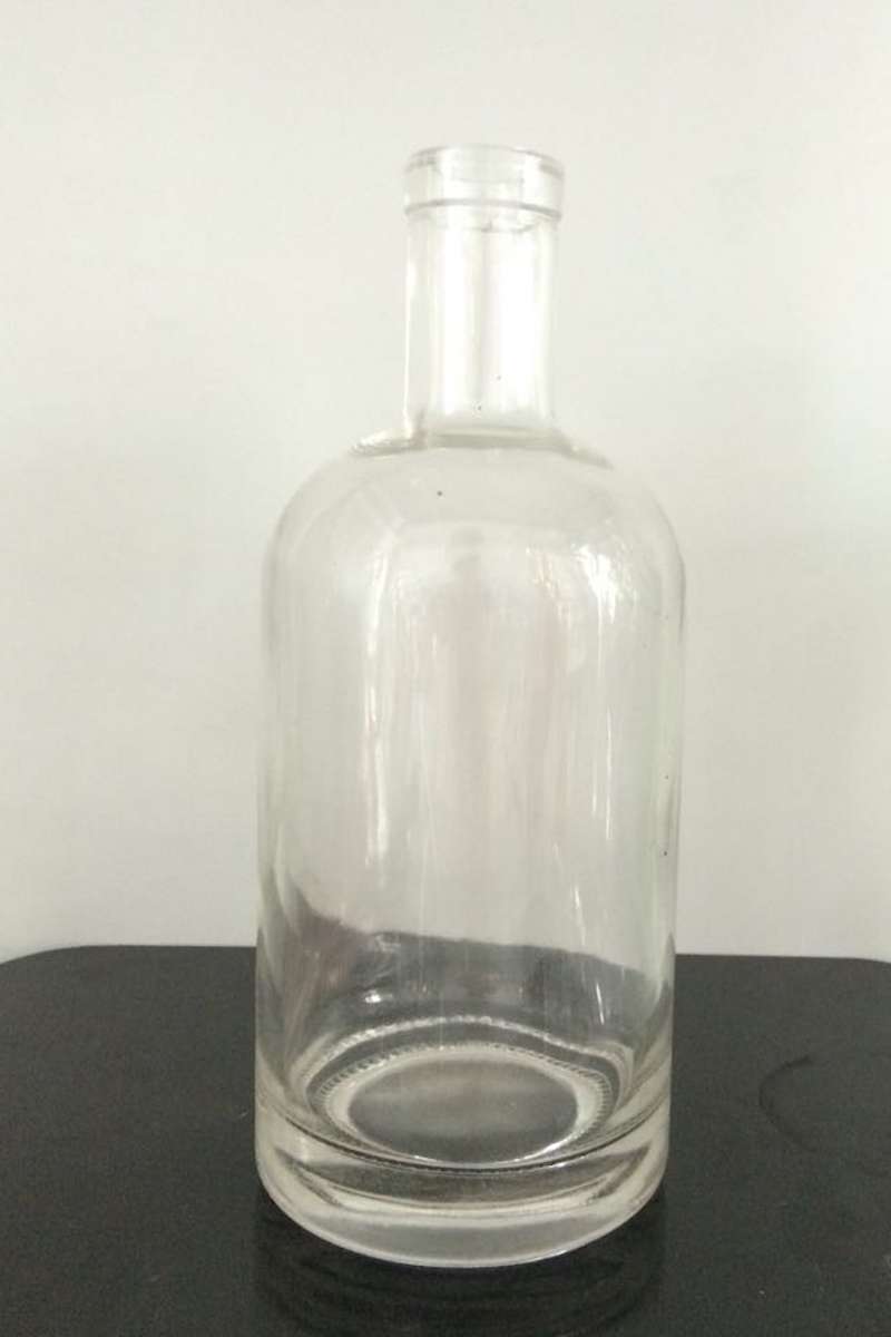 750ml glass transparent vodka bottle