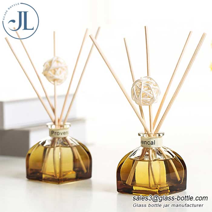 Yurt shape glass diffuser bottle with rattan supplier