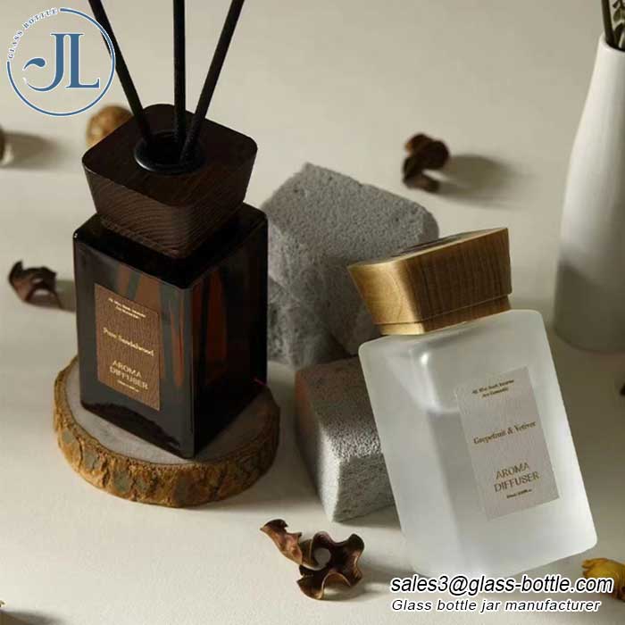 Flameless glass aromatherapy diffuser bottle with wooden lid manufacturer