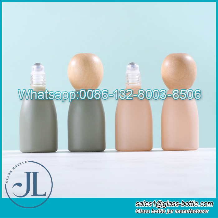 New design 10ml 12ml Morandi color glass roller bottle with ball shape wood lid for essential oils